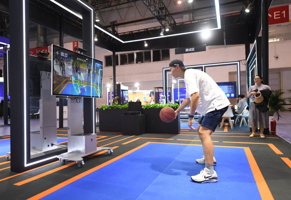 2023年8月25日，在HICOOL2023全球創(chuàng)業(yè)者峰會(huì)展覽展示區(qū)，觀眾體驗(yàn)AI智慧體育運(yùn)動(dòng)系統(tǒng)。當(dāng)日，HICOOL2023全球創(chuàng)業(yè)者峰會(huì)在位于北京市順義區(qū)的中國(guó)國(guó)際展覽中心（新館）開(kāi)幕。新華社記者 任超 攝
