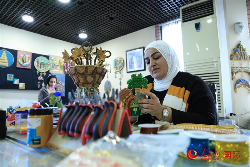 設(shè)計(jì)師娜達(dá)在制作巴比倫時(shí)期飾品。人民網(wǎng)伊納斯·易卜拉欣攝