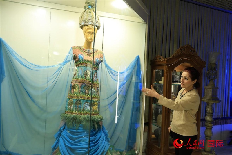 設(shè)計(jì)師展示服飾。人民網(wǎng)伊納斯·易卜拉欣攝