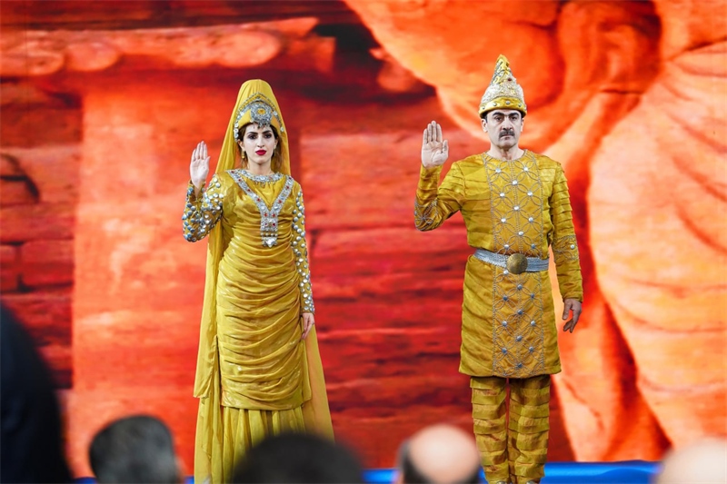 伊拉克時(shí)尚館舉辦的時(shí)裝展上，模特展示亞述時(shí)期服飾。伊拉克時(shí)尚館供圖