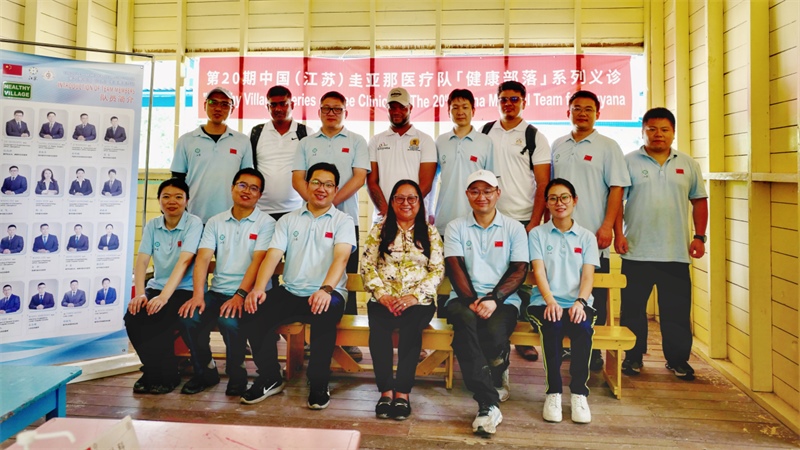 圭亞那印第安人事務(wù)部部長(zhǎng)蘇凱（前排右三）在啟動(dòng)儀式上和中國(guó)醫(yī)療隊(duì)隊(duì)員合影。第二十期中國(guó)援圭亞那醫(yī)療隊(duì)供圖