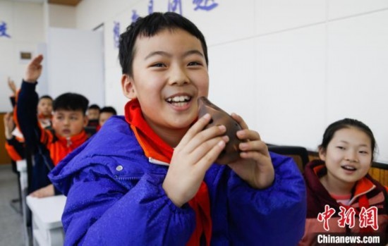 圖為學(xué)生在“國寶音樂會(huì)”社教課中體驗(yàn)吹陶塤。中新社記者 馬銘言 攝