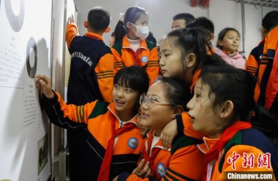 圖為學(xué)生參觀青海省博物館“1+3”主題流動(dòng)展覽，了解在青海喇家遺址出土的齊家文化 · 玉三璜聯(lián)璧。中新社記者 馬銘言 攝