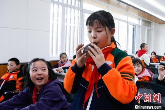 圖為學(xué)生在“國寶音樂會(huì)”社教課中體驗(yàn)吹陶塤。中新社記者 馬銘言 攝