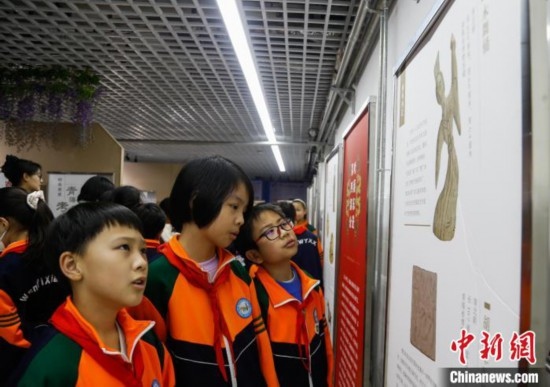 圖為學(xué)生參觀青海省博物館“1+3”主題流動(dòng)展覽，了解木舞俑。中新社記者 馬銘言 攝