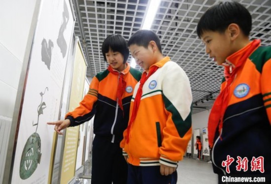 圖為學(xué)生了解出土于青海省西寧市大通回族土族自治縣的漢代鸞鳳銅熏爐蓋。中新社記者 馬銘言 攝