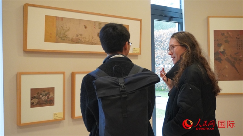 劍橋大學(xué)學(xué)者參觀宋畫特展。人民網(wǎng) 徐量攝