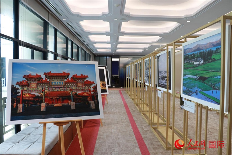 “遇見”攝影展現(xiàn)場(chǎng)。朱瀟逸攝