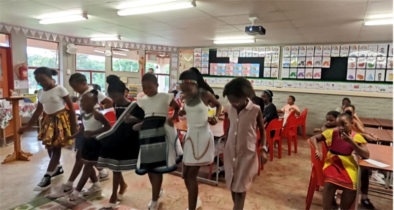 南非學(xué)生表演非洲歌舞，