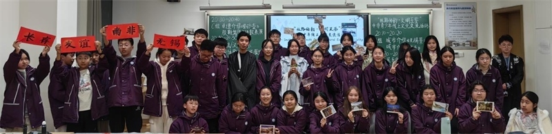 中南學(xué)生合影留念。