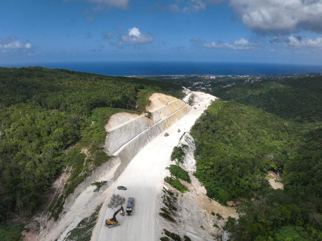 圖為中企承建的牙買加蒙特哥貝繞城路項目基層試驗段正在進行攤鋪和碾壓施工，相關(guān)施工工作已于近日順利完成。中國港灣美洲區(qū)域公司供圖