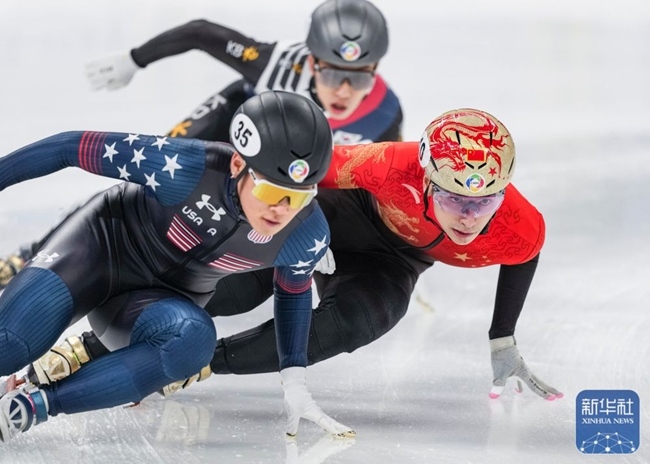 中國(guó)隊(duì)選手劉少昂（右）在比賽中。新華社記者 孫非 攝