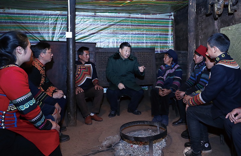 △2018年2月11日，四川涼山彝族自治州昭覺縣三岔河鄉(xiāng)三河村，習(xí)近平總書記來到村民節(jié)列俄阿木家中看望。