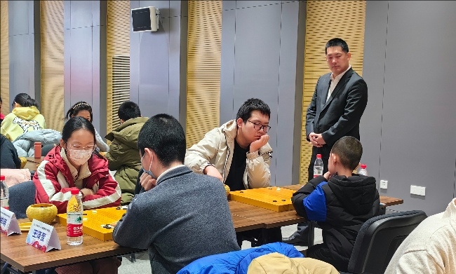 常昊觀戰(zhàn)年輕棋手們比賽。人民網(wǎng)記者 李乃妍攝