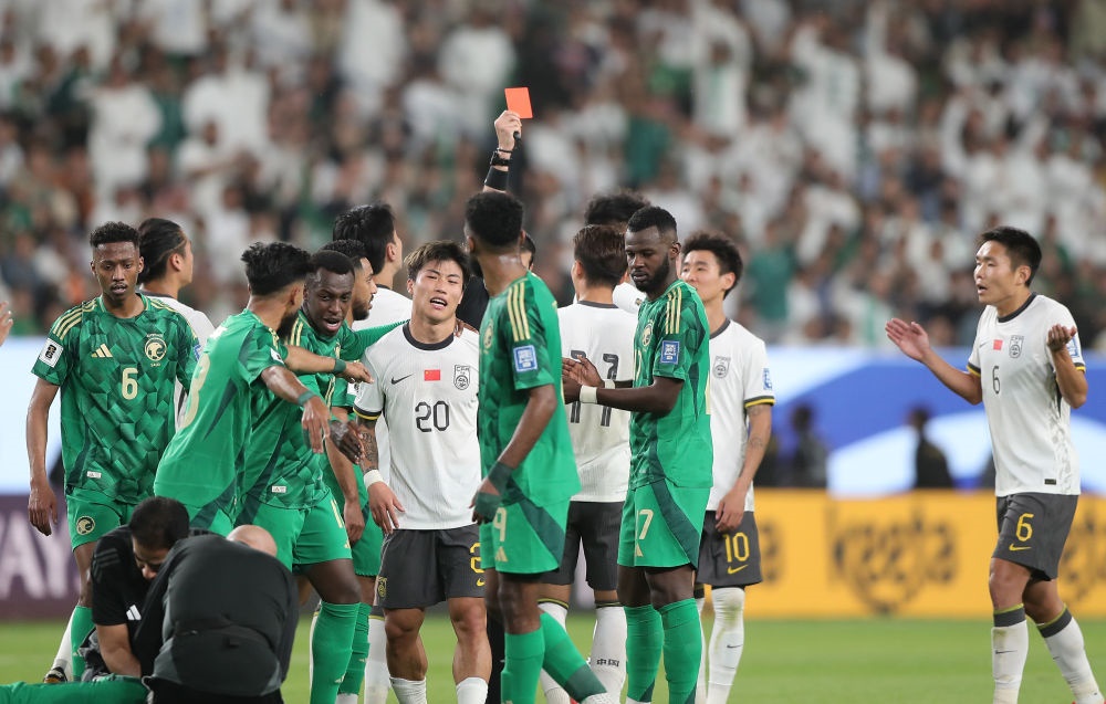 3月20日，主裁判向中國隊(duì)球員林良銘出示紅牌。新華社記者 王東震 攝