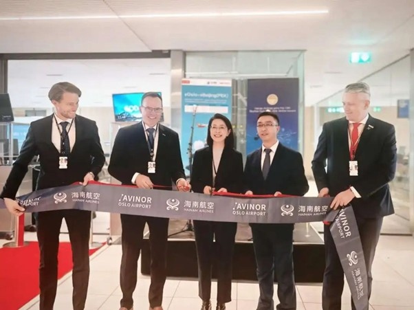 中國駐挪威大使侯悅（中）出席海航奧斯陸—北京直航開航儀式。中國駐挪威大使館供圖