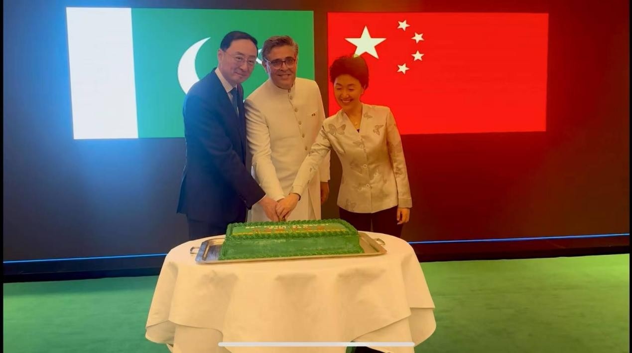 外交部副部長(zhǎng)孫衛(wèi)東（左）、巴基斯坦駐華大使卡里爾·哈什米（中）、中聯(lián)部副部長(zhǎng)孫海燕（右）共切蛋糕。巴基斯坦駐華大使館供圖