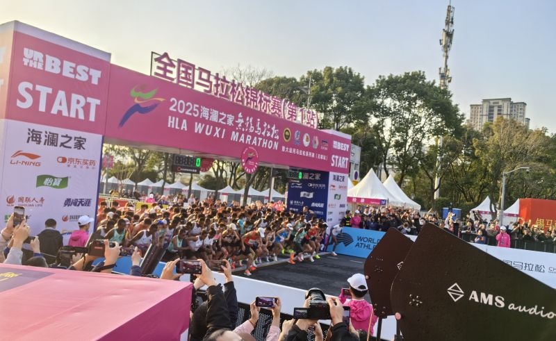 參賽選手沖出起跑線。 人民網(wǎng)記者 楊磊攝