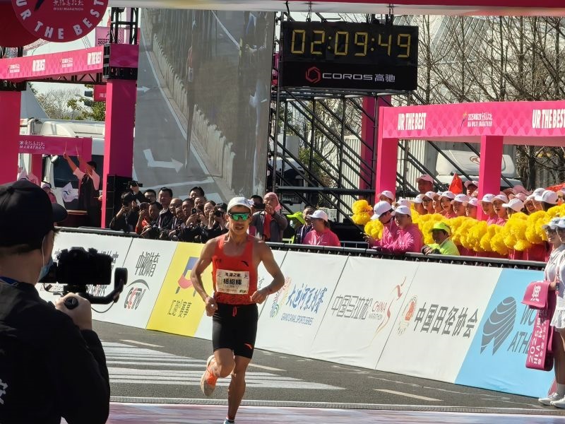 楊紹輝通過(guò)比賽終點(diǎn)。 人民網(wǎng)記者 楊磊攝