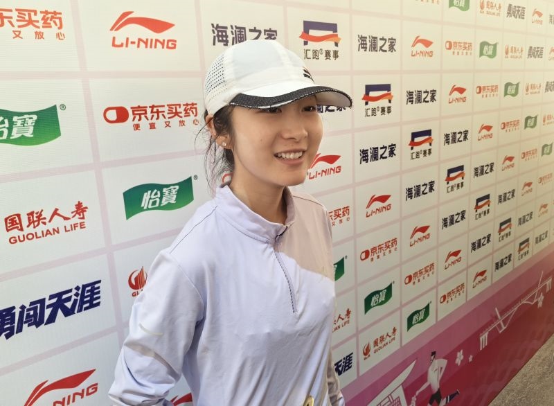 徐冰潔賽后接受采訪。 人民網(wǎng)記者 楊磊攝