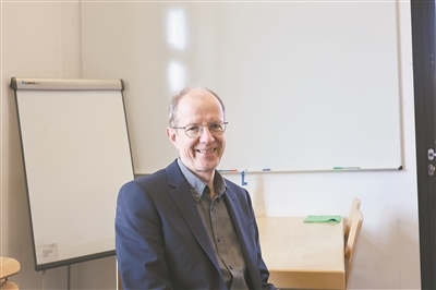 德國(guó)物理學(xué)會(huì)主席、雷根斯堡大學(xué)凝聚態(tài)物理學(xué)家克勞斯·里希特教授。駐德國(guó)記者 李山攝