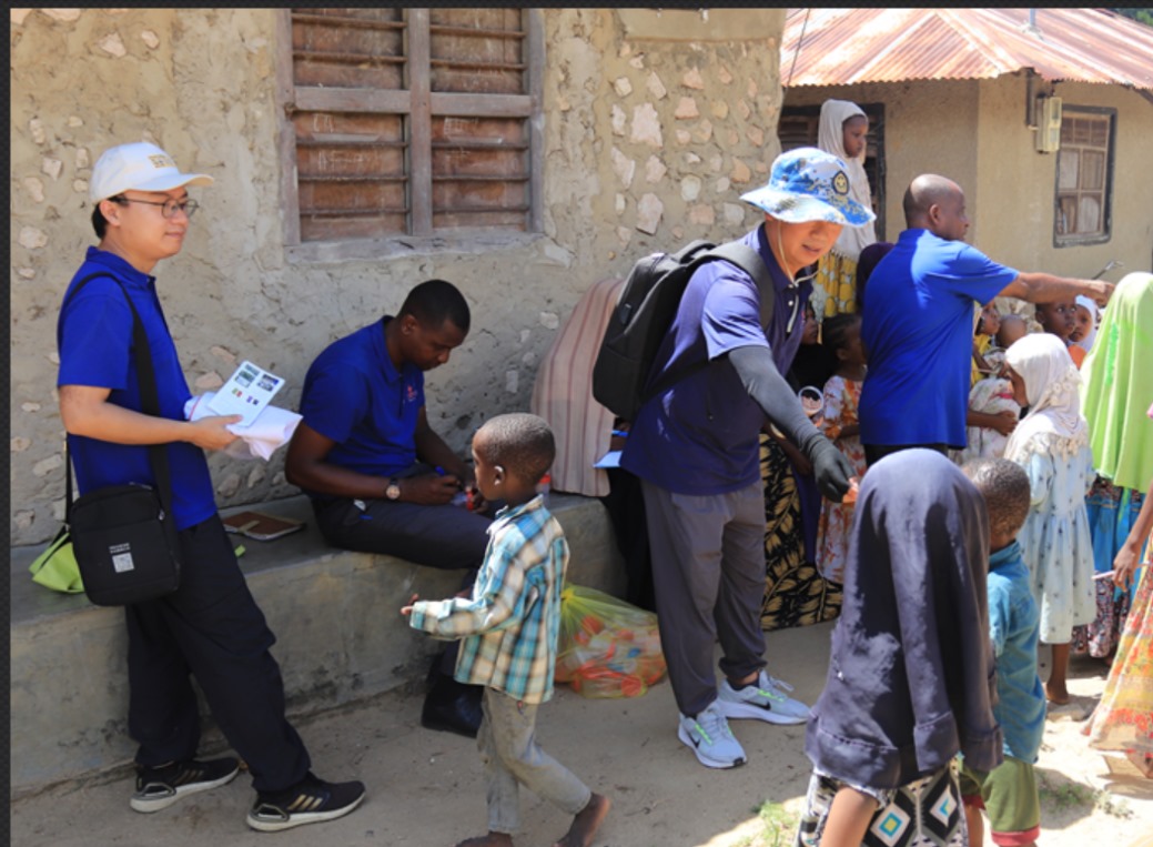 專家組向村民發(fā)放健康教育手冊(cè)和健康教育用品。專家組供圖