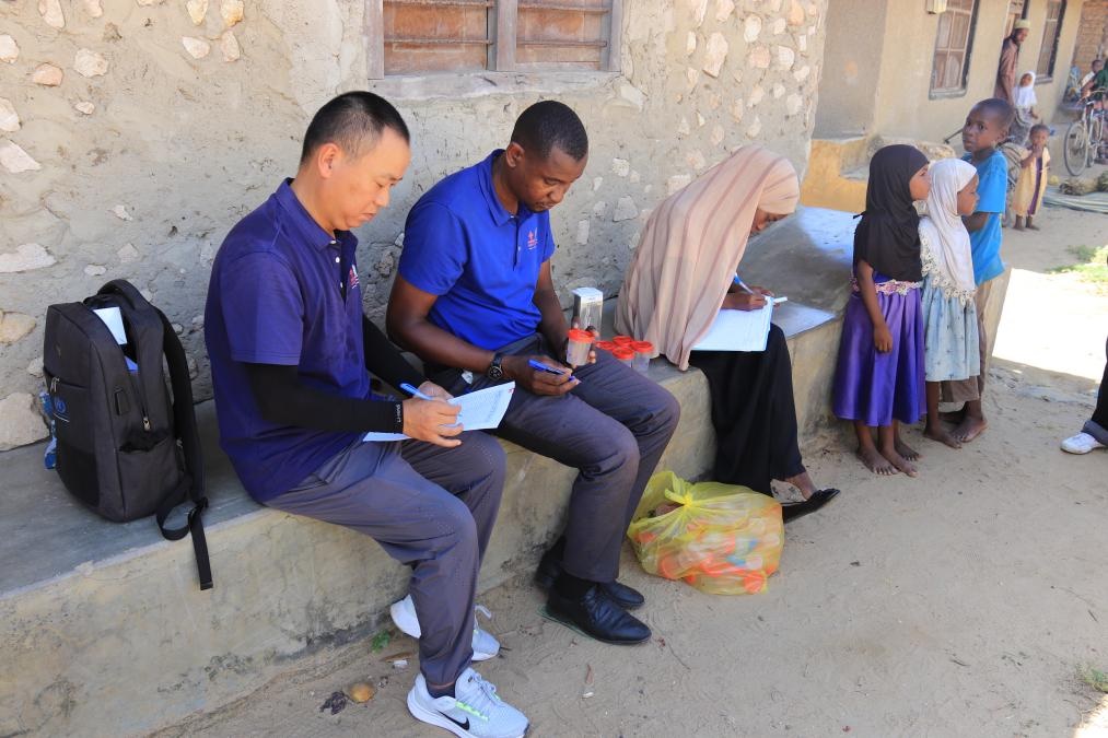 專家組指導(dǎo)非方疾控人員開展疾病篩查工作。專家組供圖