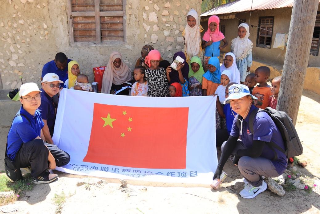 專家組與當(dāng)?shù)卮迕窈嫌?。專家組供圖