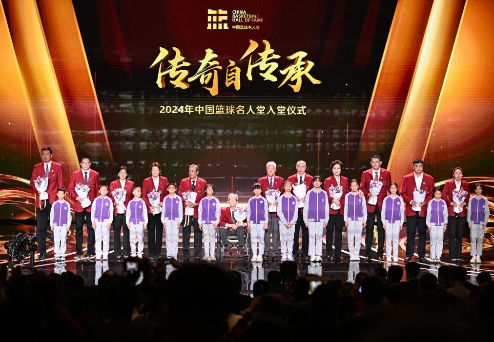 3月23日，在場的各屆中國籃球名人堂入堂人物在入堂儀式上合影留念。新華社記者 陳鐘昊 攝