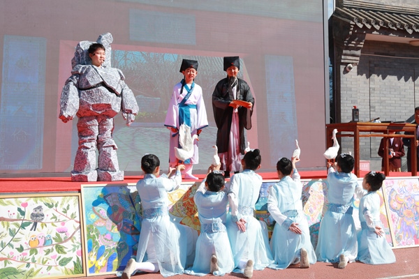 展覽開(kāi)幕式上，府學(xué)學(xué)子上演情景劇《鵝池》。府學(xué)胡同小學(xué)供圖