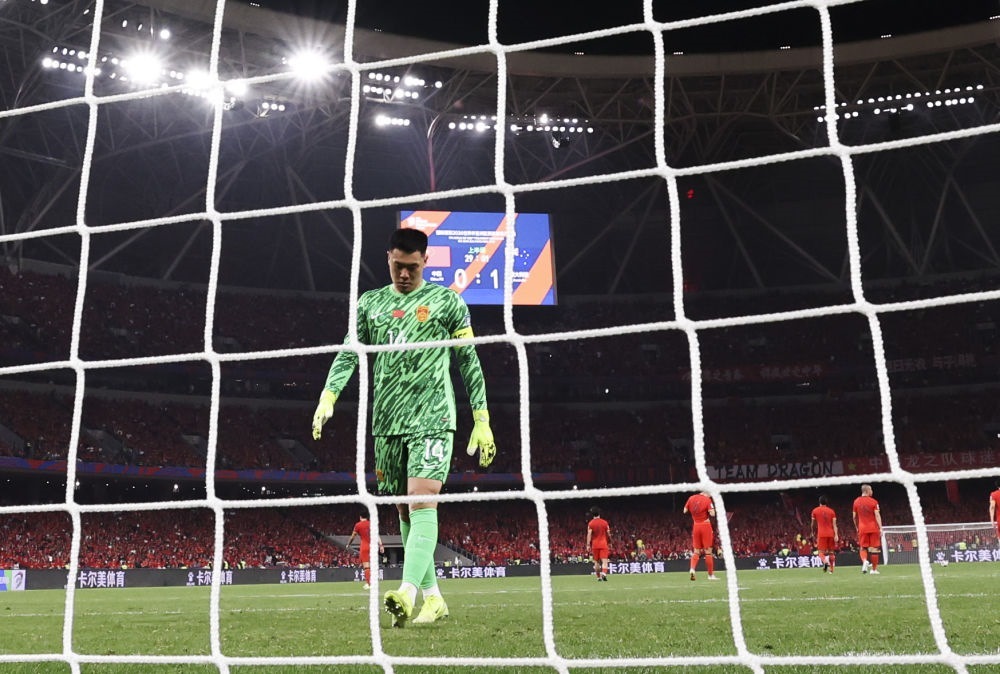 3月25日，中國隊守門員王大雷在球隊丟球后。新華社記者 曹燦 攝