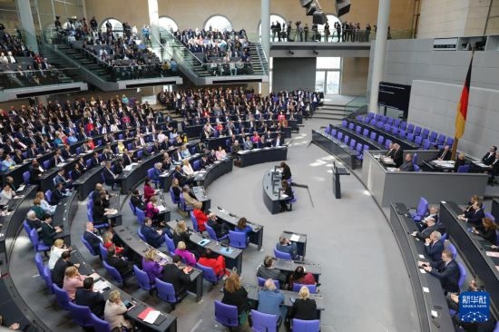 3月25日，在德國(guó)柏林，新一屆德國(guó)聯(lián)邦議院成立并召開(kāi)首次全體會(huì)議。新華社記者 杜哲宇 攝