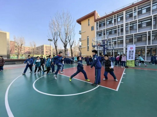 北京師范大學(xué)實驗小學(xué)開展跳繩比賽。