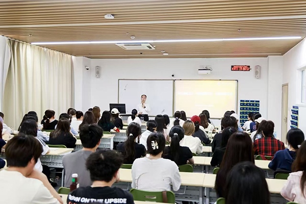 深圳職業(yè)技術(shù)大學(xué)黨委副書記、校長許建領(lǐng)為學(xué)生授課。學(xué)校供圖