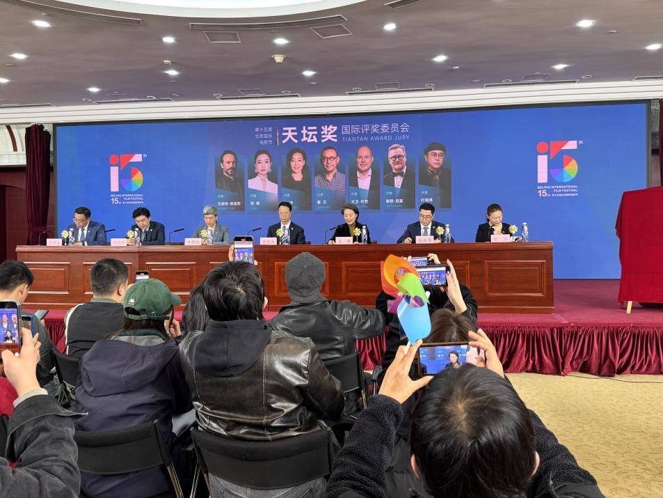 發(fā)布會(huì)現(xiàn)場(chǎng)公布本屆天壇獎(jiǎng)國際評(píng)委會(huì)陣容。人民網(wǎng)記者 劉微攝