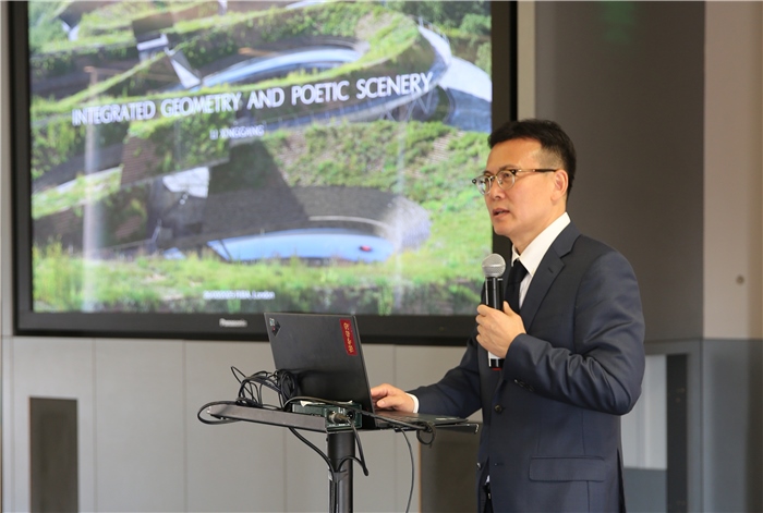 李興鋼院士做題為《勝景幾何》的主旨報告?；顒又鬓k方供圖