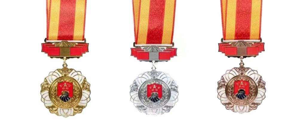 圖為戍守邊疆金質(zhì)、銀質(zhì)、銅質(zhì)紀念章。（國家移民管理局供圖）