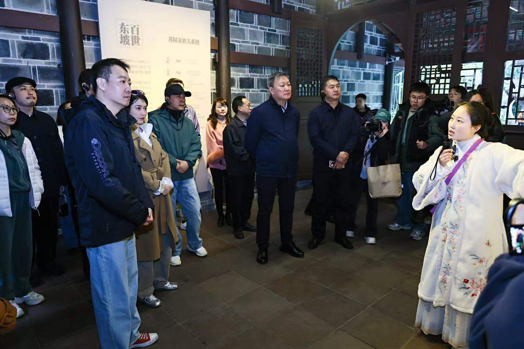 《蘇堤春曉》劇組在眉山三蘇祠參觀學(xué)習(xí)。受訪者供圖