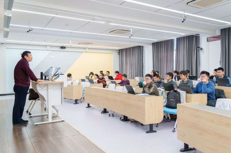 北航面向全校本科生開設(shè)《人工智能導(dǎo)論》通識(shí)必修課。校方供圖