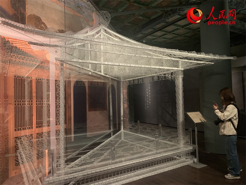 游客在故宮博物院參觀展覽。人民網(wǎng)記者 韋衍行攝