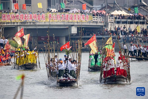 ?4月4日，選手在參加茅山會(huì)船盛會(huì)。新華社發(fā)（湯德宏 攝）