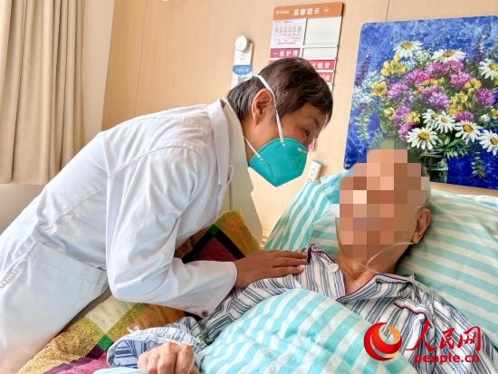 秦苑查房時詢問患者情況。人民網 陳葉欣攝