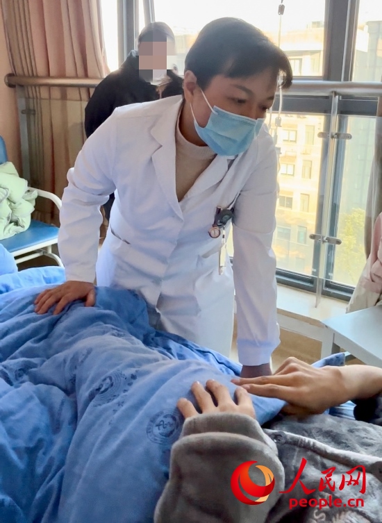 鄧茜查房時詢問患者情況。人民網記者 金慧慧攝