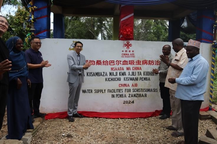 中國(guó)援助桑給巴爾血吸蟲(chóng)病防治技術(shù)項(xiàng)目安全供水工程揭牌儀式日前在當(dāng)?shù)嘏e行。 施亮攝