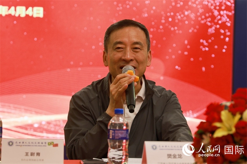 江蘇省人大常務(wù)委員會(huì)常務(wù)副主任樊金龍?jiān)谧剷?huì)上致辭。人民網(wǎng)記者 陳海琪攝