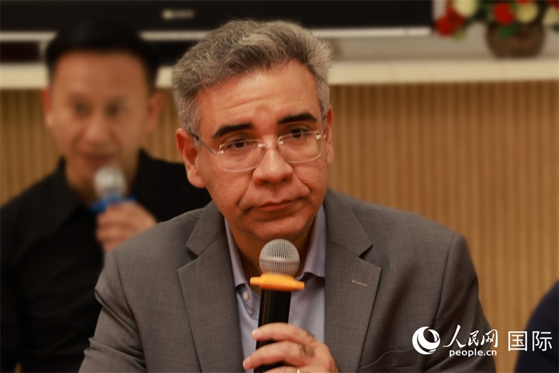 巴西弗魯米嫩塞聯(lián)邦大學(xué)教授、中國(guó)問題專家埃萬德羅·卡瓦略在座談會(huì)上致辭。人民網(wǎng)記者 陳海琪攝