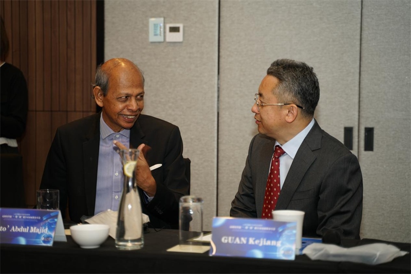 分享會現(xiàn)場，中方記者同與會代表進行友好交流。林俊揚攝