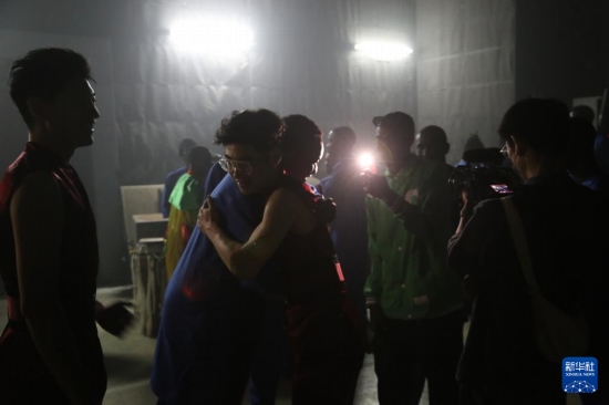 4月10日，在塞內(nèi)加爾首都達(dá)喀爾的國(guó)家大劇院，中央音樂(lè)學(xué)院進(jìn)擊打擊樂(lè)團(tuán)成員與塞內(nèi)加爾杜杜·恩迪亞耶·羅斯打擊樂(lè)團(tuán)成員在演出后臺(tái)擁抱。新華社記者 司源 攝