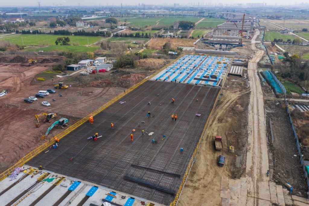 3月7日，在524國道秀洲王江涇至新塍公路工程TJ02標(biāo)段，作業(yè)人員正在進行60米鋼混組合梁現(xiàn)澆橋面板鋼筋焊接及綁扎作業(yè)（無人機照片）。新華社記者 徐昱 攝