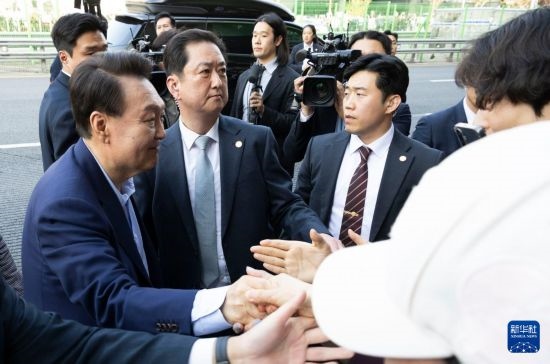 4月11日，韓國前總統(tǒng)尹錫悅（左一）在離開首爾漢南洞官邸時(shí)與支持者握手。新華社發(fā)（全休相攝）